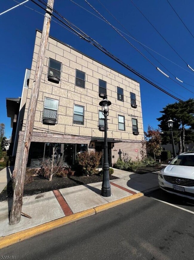 Building Photo - 22 Center St