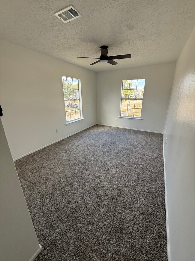 Building Photo - 402 Tresvant Dr