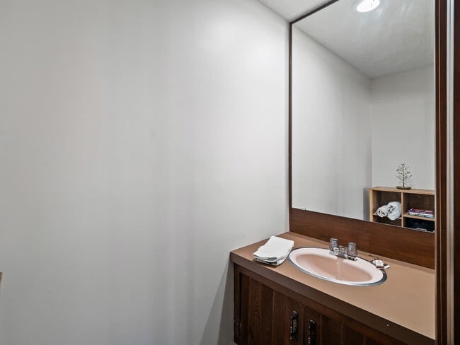 Building Photo - 1811 Breezewood Dr