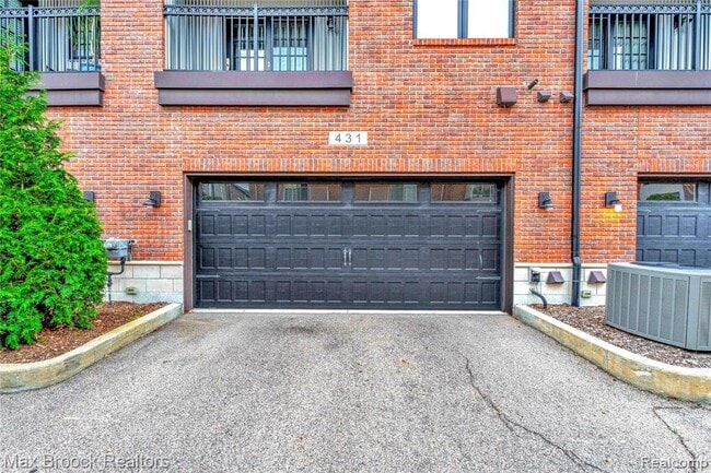 Building Photo - 431 S Eton St