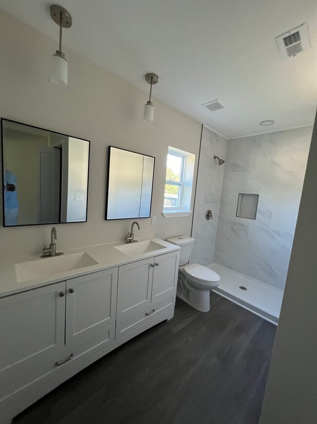 Building Photo - 1704 Cherry St