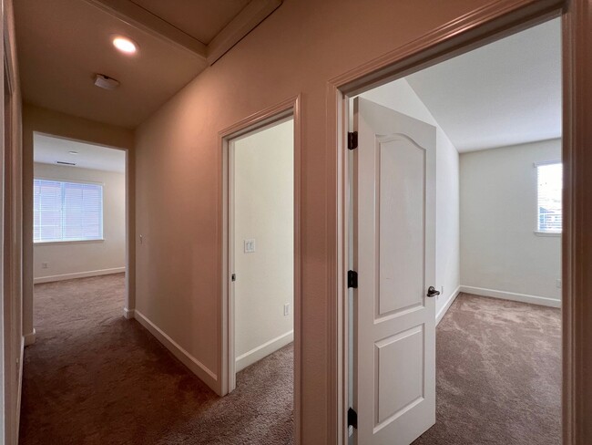 Building Photo - **MOVE-IN SPECIAL $500 OFF 1st Month** Lar...