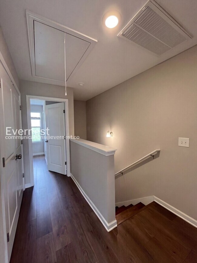 Building Photo - 215 Tara Ct