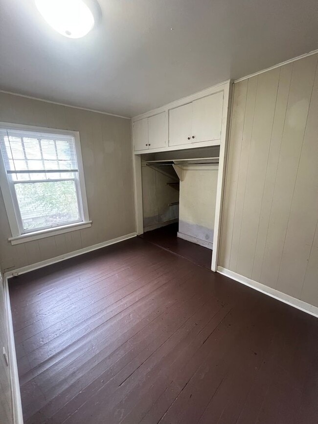 Building Photo - Spacious 2 Bedroom Southside Holland