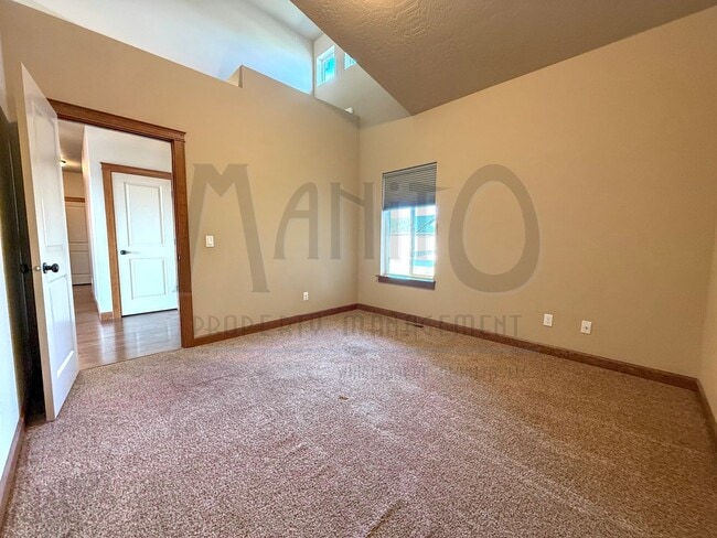 Building Photo - Spacious Home With Stunning Sunset Views