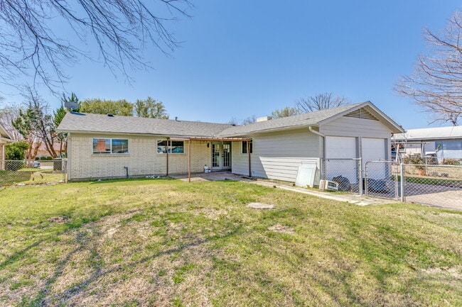Building Photo - "Charming 3-Bedroom Home in Garland with 2 Full Baths and 1445 Sq Ft of Comfort!"