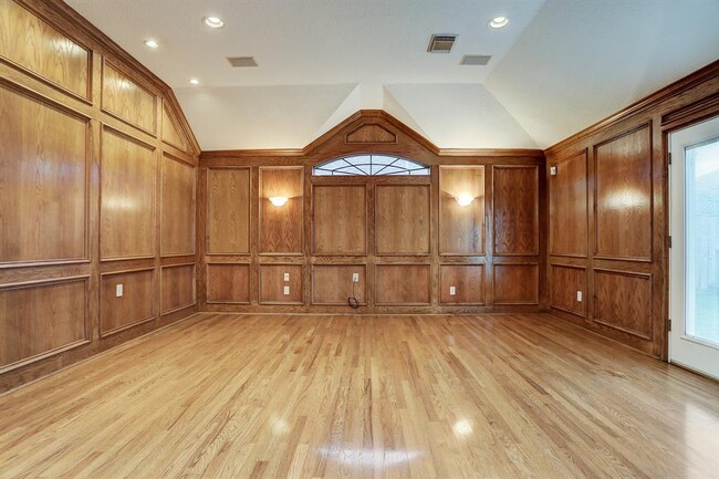 Building Photo - 316 Parkwood Village Dr
