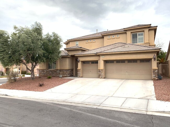 Building Photo - Four Bedrooms, Loft, and Downstairs Bedroo...