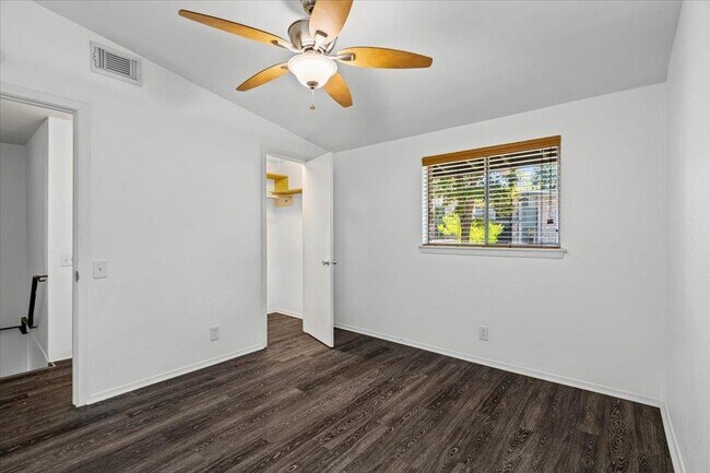 Building Photo - 1304 Mariposa Dr