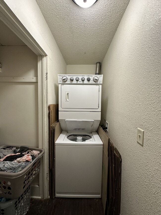 Building Photo - Whole House: 4 Bed 1 Bath close to UWEC! A...
