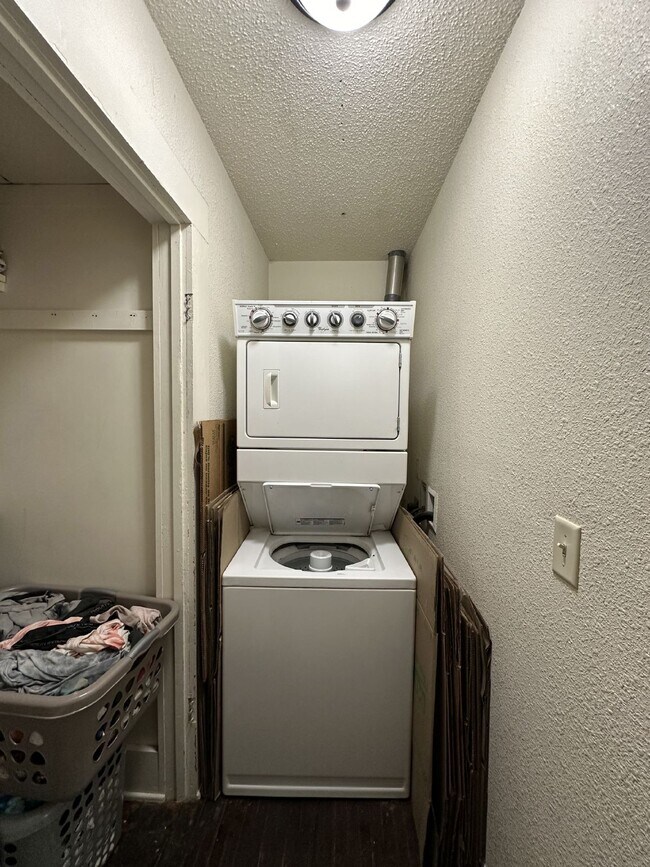 Building Photo - Whole House: 4 Bed 1 Bath close to UWEC!