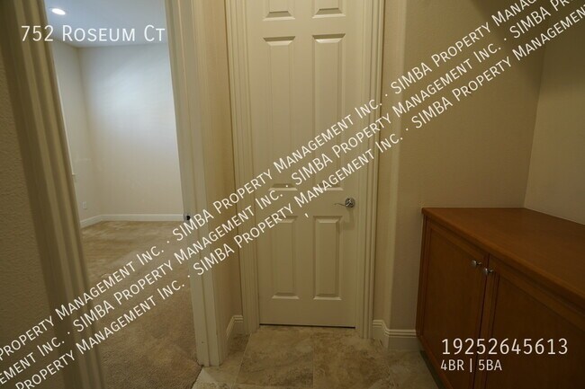 Building Photo - 752 Roseum Ct