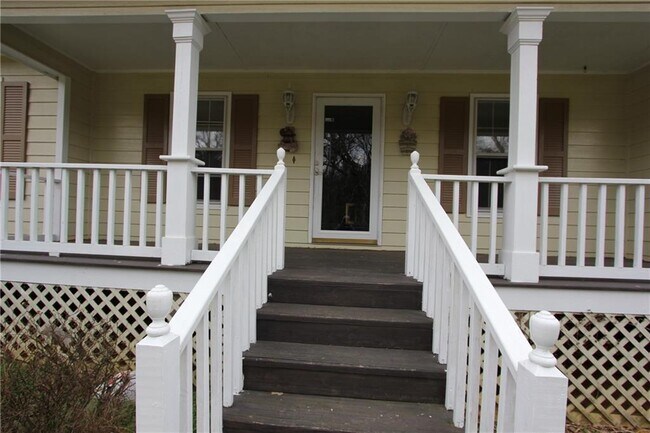 Building Photo - 818 Springlake Rd