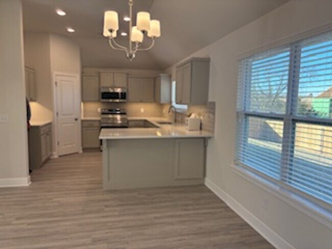 Building Photo - First month Free! NEW NEW NEW!