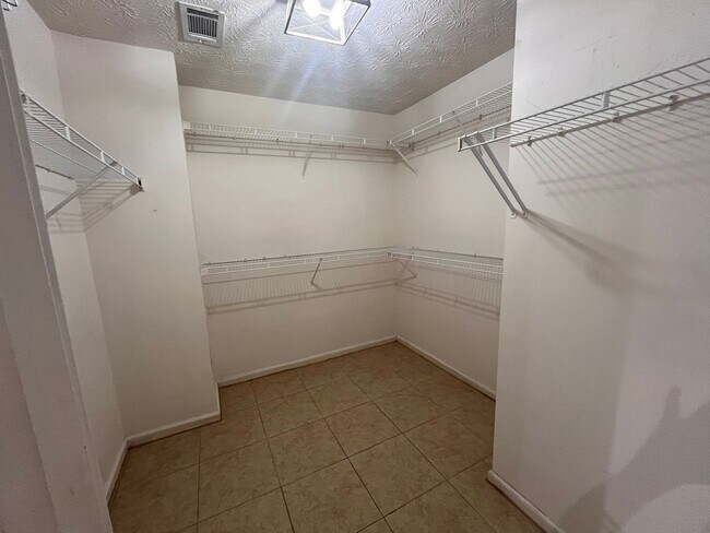 Building Photo - 925 Dogwood Park Dr