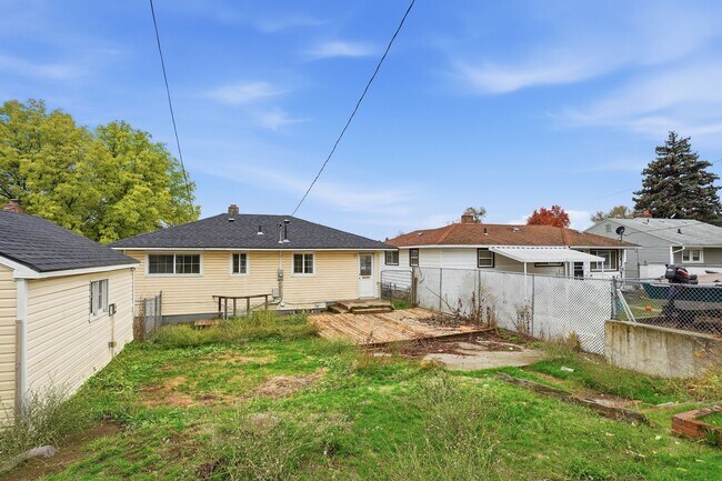 Building Photo - 3917 E Fairview Ave