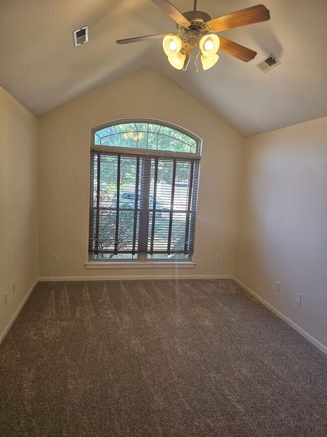 Building Photo - 3 bedroom, 2 bathroom home