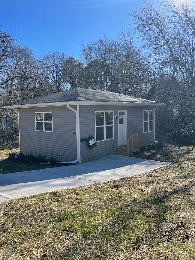 Primary Photo - 1212 Fern St