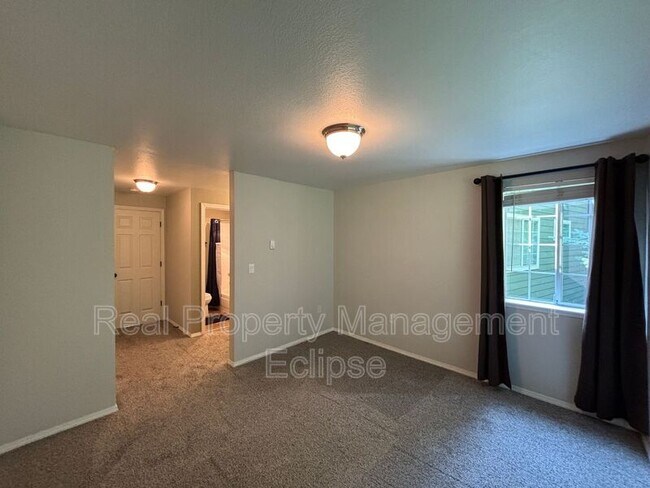 Building Photo - 15433 Country Club Dr