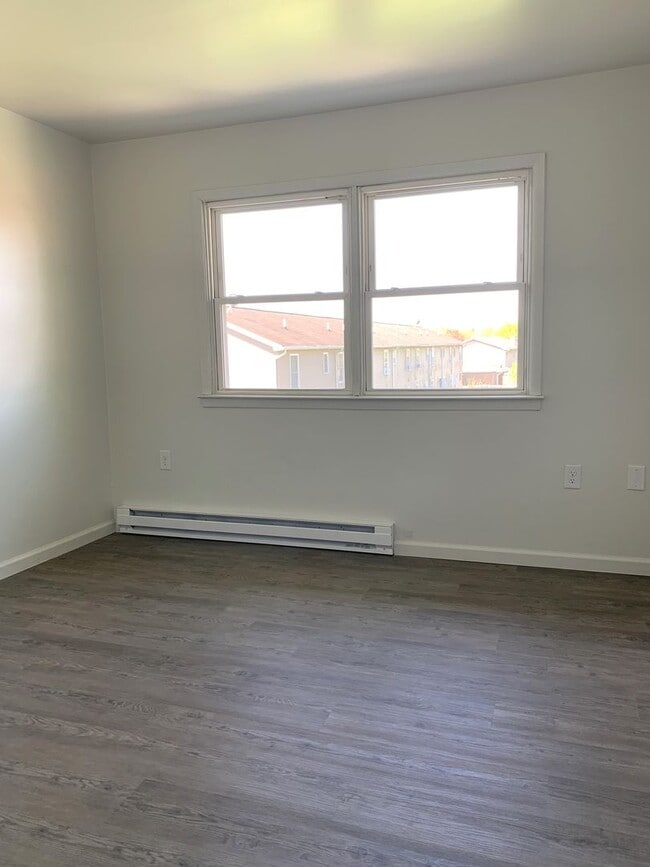 Building Photo - Newly renovated, affordable, 3 bed/1 bath end unit townhouse