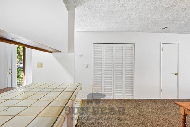 Building Photo - 3 Bedroom with a Yard!