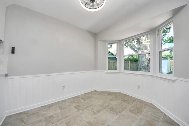 Building Photo - 10602 Raydell Dr