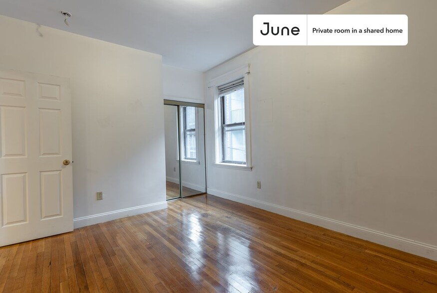 Building Photo - Private bedroom in 4 bed/2 bath Home