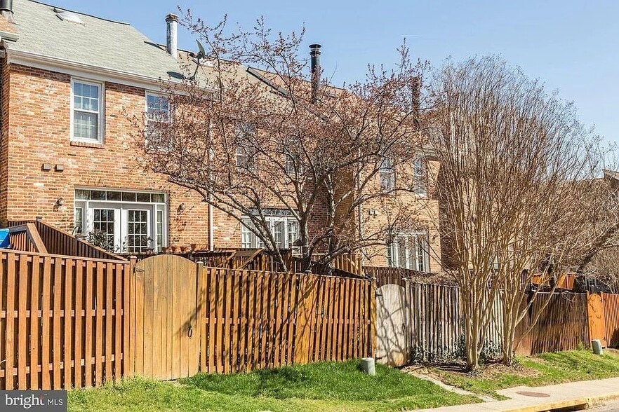 Rear or house - 104 Shooters Ct