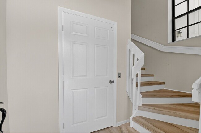 Building Photo - 5136 Floria Dr