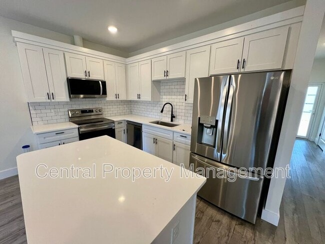 Building Photo - 30 Beverly Hills Dr