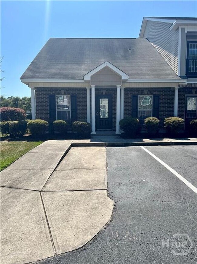 Building Photo - 4 bed, 2.5 bath townhouse