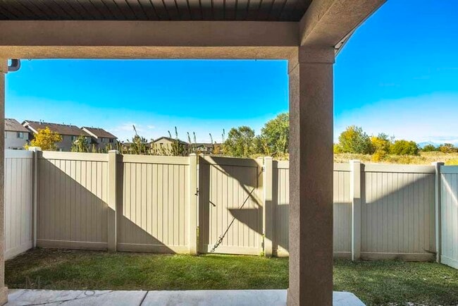 Building Photo - Spacious Orem Townhouse