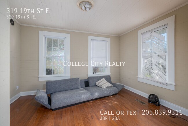 Building Photo - 319 19th St E