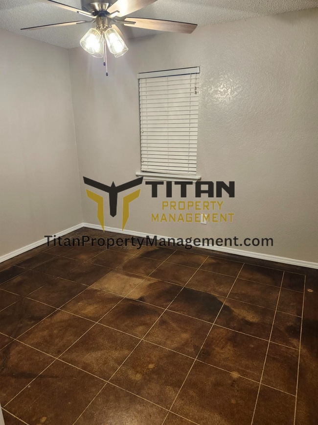 Building Photo - 2bed/2bath End-Unit Apartment with Fenced Yard