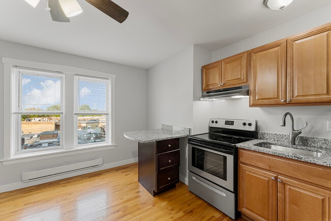 Building Photo - 7450 N Greenview Ave