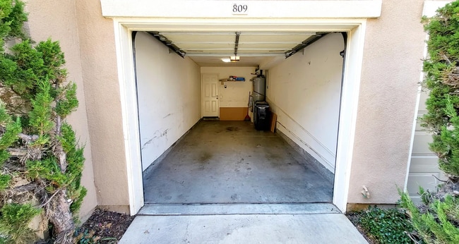 Building Photo - Beautifully Remolded Upscale 2 bed 2 bath ...