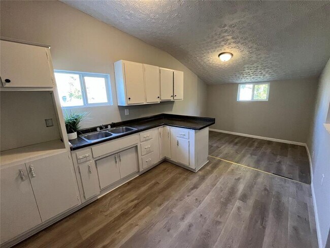 Building Photo - 3 Bedroom and 1 Bath