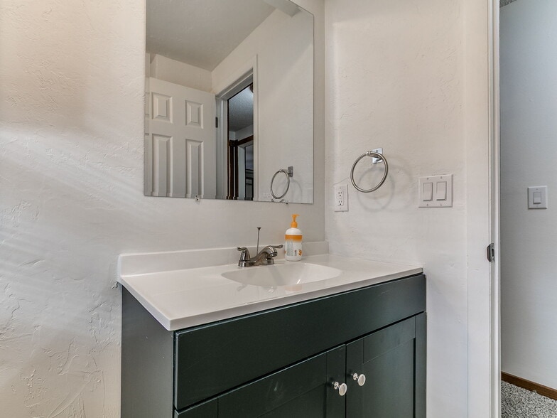 Building Photo - 1548 Bradley Pl