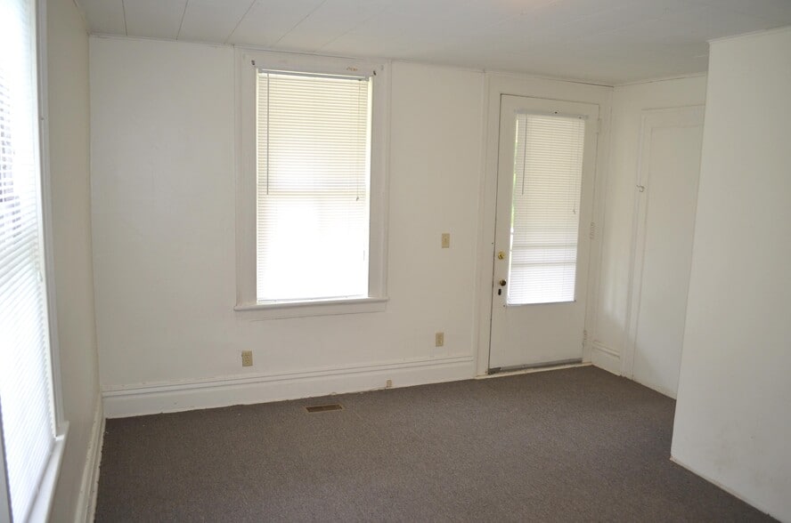 Building Photo - 17360 Riverside Dr