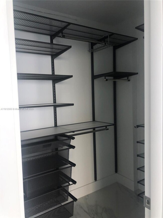 Building Photo - 1440 Brickell Bay Dr