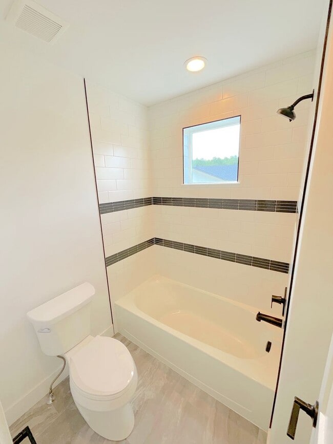 Building Photo - 5 Bedroom Home Available Near Baptist Rd &...