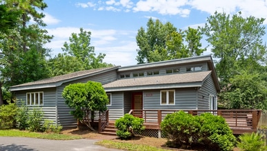 Building Photo - GREENVILLE LOOP- 3 bed | 2 bath house w/ p...