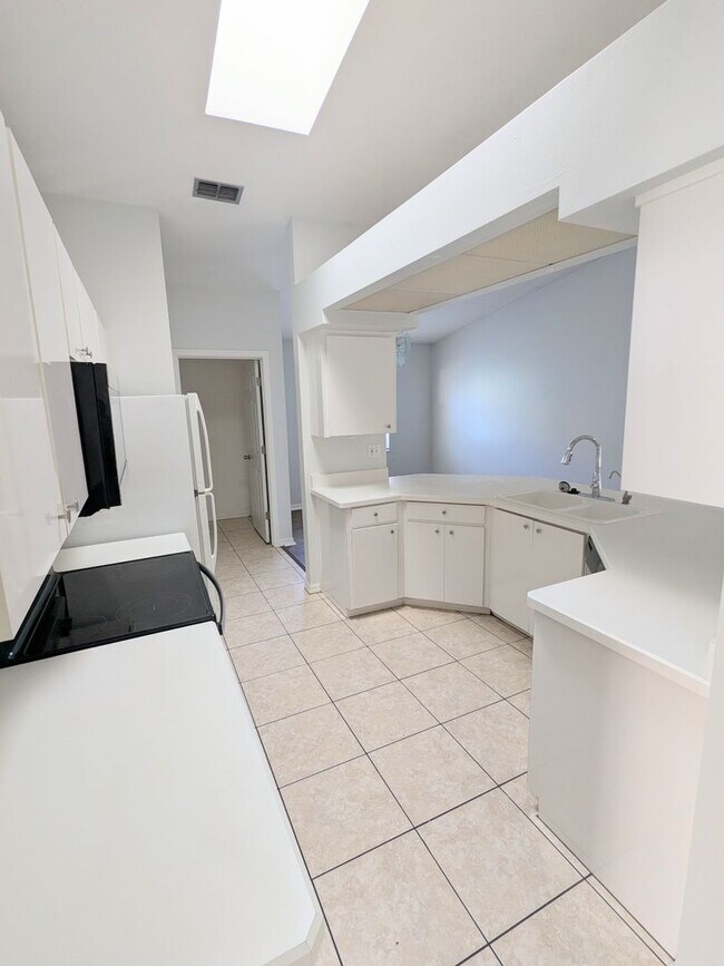 Building Photo - Welcome to Your Next Home in Port Orange!