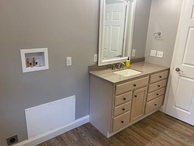 Building Photo - Updated 1-Bedroom House With Large Backyard