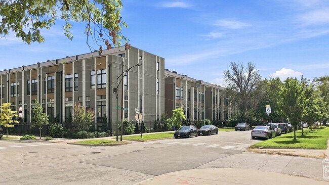 Building Photo - 6227 S Ellis Ave