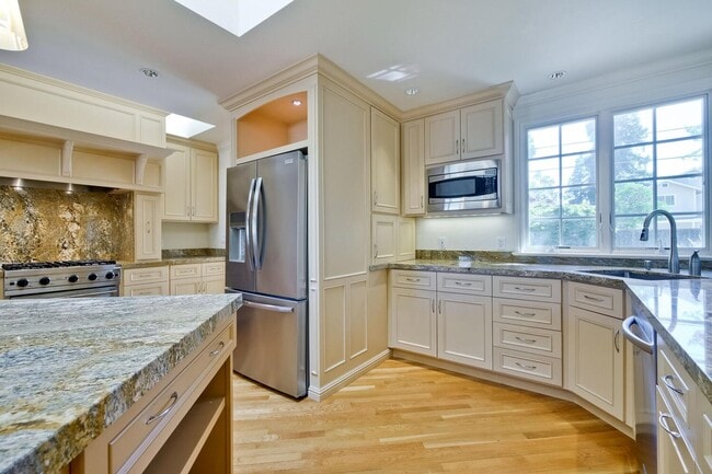 Building Photo - Beautiful 4 bedroom, 3 bath in desirable C...