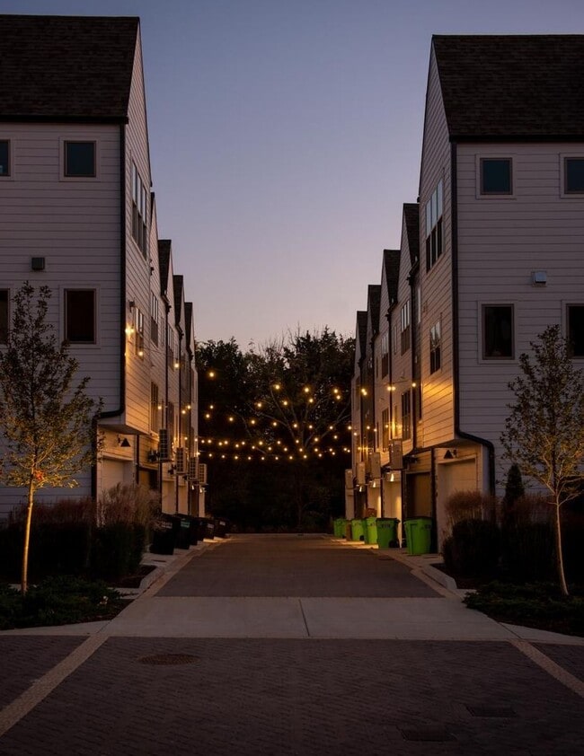 Building Photo - BEAUTIFUL 3 BED 3.5 BATH TOWNHOME