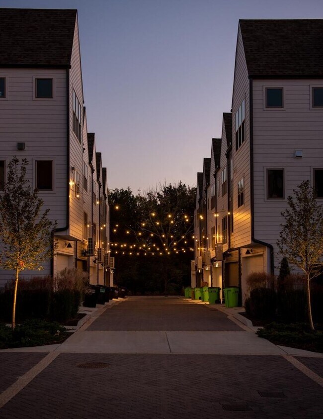 Building Photo - Gorgeous 3 bedroom end unit townhome with garage