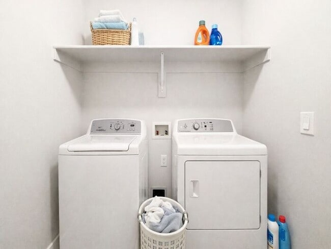 Building Photo - Stunning and Spacious 3BR 3BA Townhouse w/ Quartz Kitchen + Garage Parking + Modern Finishes in E...