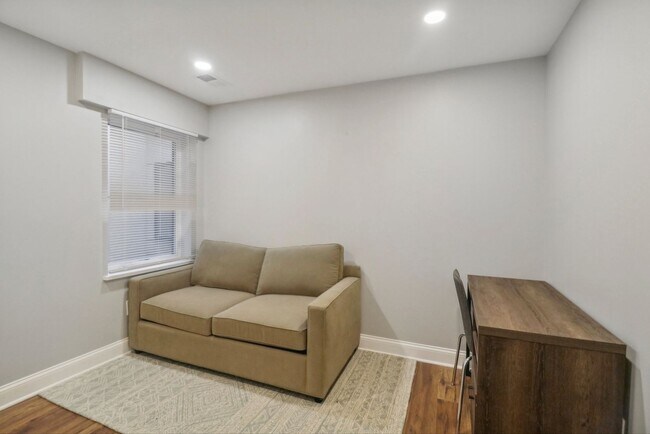Building Photo - Modern 2-Bedroom with In-Unit W/D on Georg...